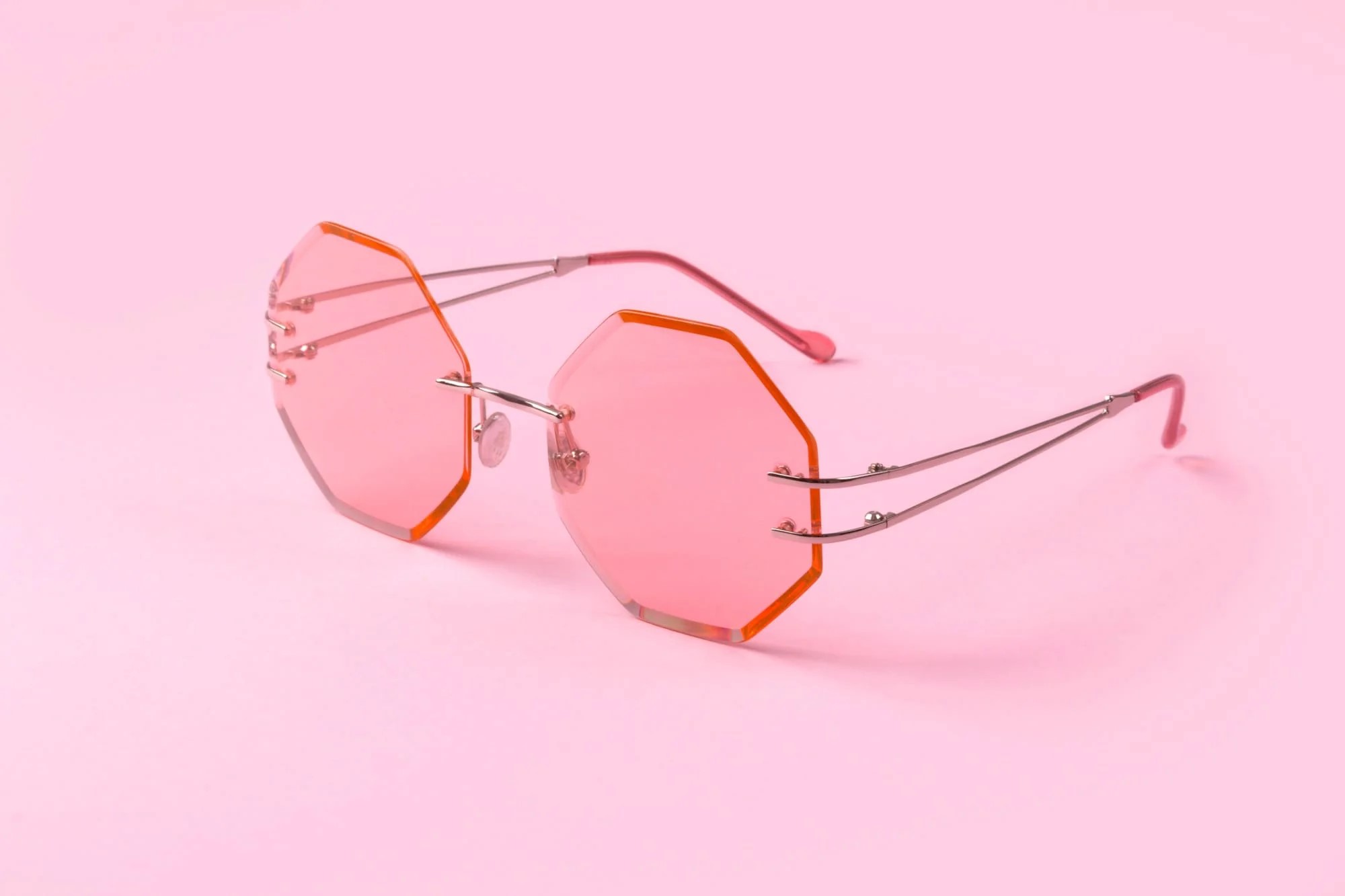 рожеві та блакитні лінзи в модних окулярах 2026